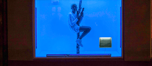 Jomfru i bur på jomfruelig plads i Søndervig